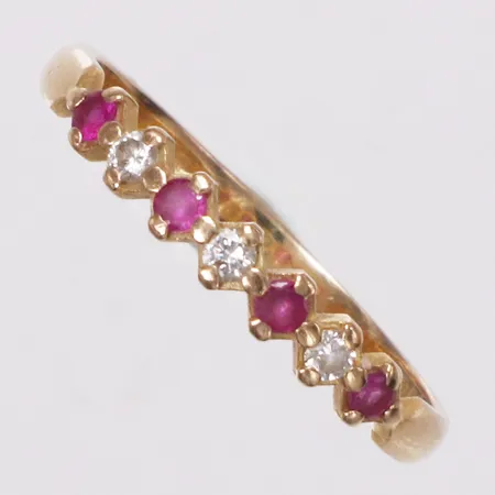 Ring, diamanter 3xca0,02ct, syntetiska rubiner, stl 17½, bredd 2,1mm, Guldsmedskompaniet Karelfelt & Co, år 1990, 18K  Vikt: 1,9 g