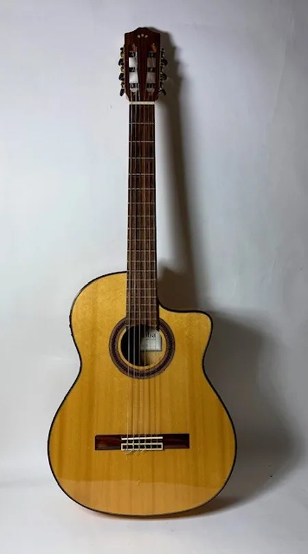 Halvakustisk gitarr, Cordoba, Iberia series, modell GK Studio, serienr 92003613, Fishman Presys system, bruksslitage, mjukt fodral, made in China. Skickas med postpaket.