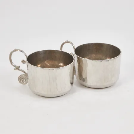2 Punschbägare med handtag, tenn med hamrad dekor, höjd ca 4cm, C.Wide Svenskt tenn Kolmården år 1989