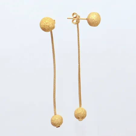 Ett par örhängen, längd 6cm, kulor Ø8,1mm, 21K Vikt: 5,1 g