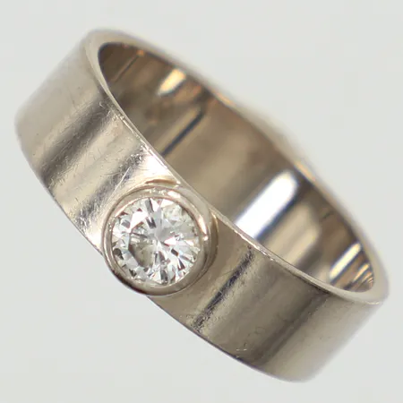 Ring med diamant ca 0,23ct, vitguld, stl 16¾, bredd ca 5,2mm, gravyr, 18K Vikt: 4,6 g