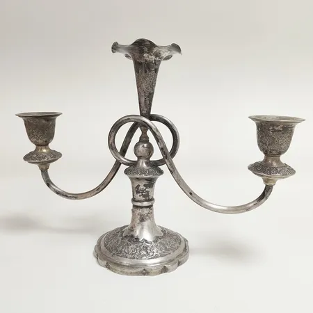 Kandelaber, trearmad, höjd 22,5cm, persiska stämplar, 800/1000 silver Vikt: 616,6 g