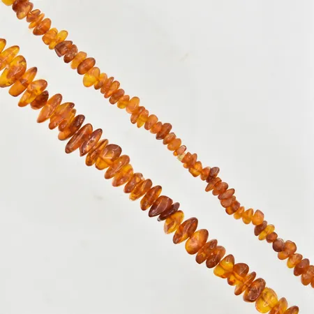 Collier, bärnsten, tumlade, doserat, längd ca 74 cm, bredd ca 6-17 mm.