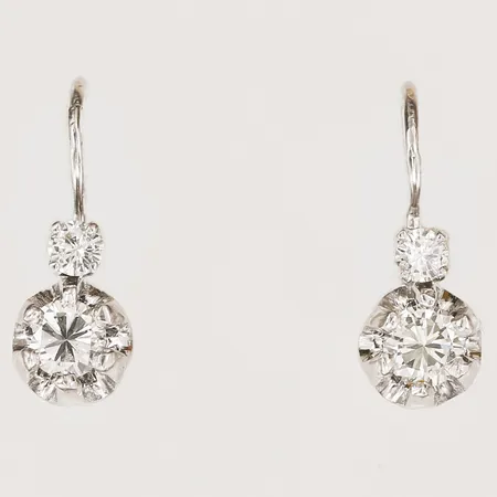 Ett par örhängen med briljantslipade diamanter 2 x ca 0,20ct, 2 x ca 0,05ct, kvalitet ca W-TCr(H-I)/VS-SI, längd 12mm, 14K vitguld Vikt: 2,7 g