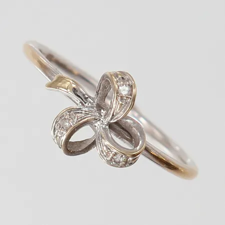 Ring med 8/8-slipade diamanter 3 x ca 0,0075ct, stl: 17¼, bredd 1,3-9mm, vitguld 18K.  Vikt: 1,8 g