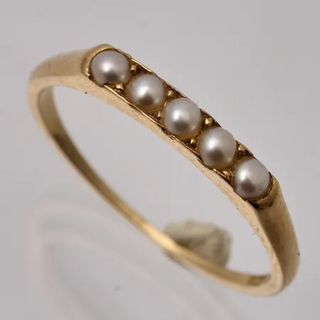 Ring i 18K guld, stl 17¼, bredd 0,6-2,6mm, 5st vit pärlor, mått Ø2,4mm, vikt 1,99g.