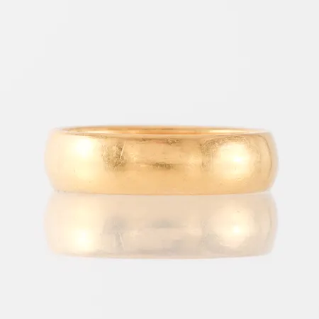 Ring med gravyr, 23k. Vikt: 6,7 g