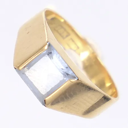 Ring med blå sten, stl 17, bredd 3-7mm, tillv. Bengt Hallberg, repig, 18K Bruttovikt Vikt: 3,4 g