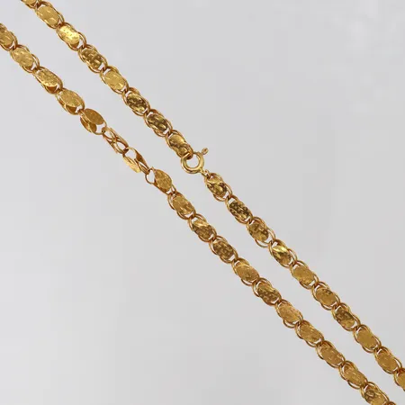 Kedja, längd 57,5cm, bredd 4mm, bucklig, 21K.  Vikt: 18,6 g