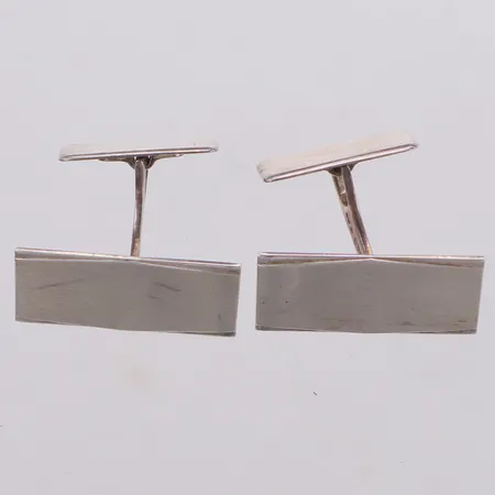 Ett par manschettknappar med borstad dekor, längd 22,6mm, bredd 12,4mm, silver 830/1000 Vikt: 7 g
