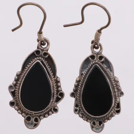 Ett par örhängen med svarta stenar, längd 41mm, bredd 15,7mm, silver 925/1000 Vikt: 6,6 g