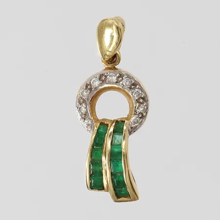 Ring med diamanter 9 x ca 0,01ct samt smaragder, 20x8mm ink ögla, en smaragd är färglös, 18K.  Vikt: 1,3 g