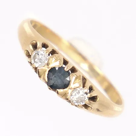 Ring med blå sten samt diamanter totalt 0,010ctv, tillv. G. Dahlberg & Co, stl 18, bredd 2-5mm, gravyr, 18K  Vikt: 2,8 g