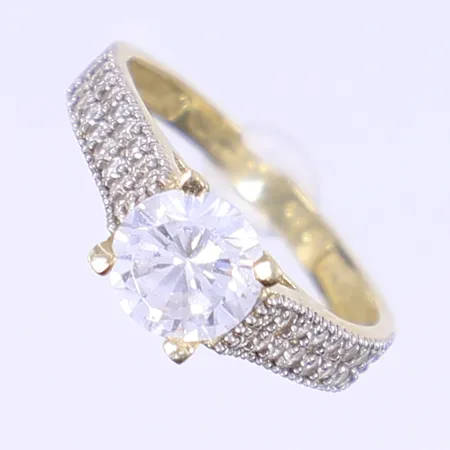 Ring med vita stenar, stl 16¾, bredd 2-7mm, 14K Bruttovikt: 2,8g Vikt: 2,8 g