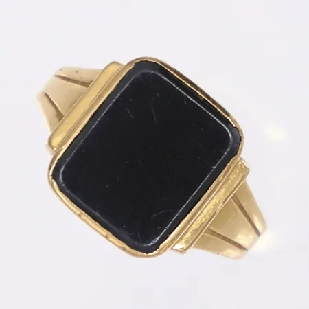 Ring med svart sten, stl 17¼, bredd 2-13mm, repig, 18K Bruttovikt: 3,9g Vikt: 3,9 g