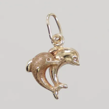 Hänge, delfiner, längd inklusive ögla 17,5mm, bredd 11mm, ostämplad, 14K, Vikt: 0,4 g