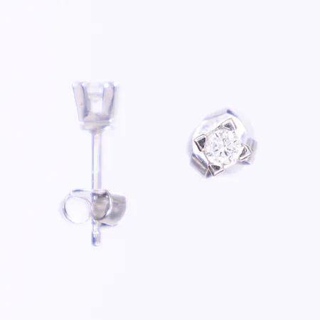 Ett par örhängen med diamanter 2xca 0,10ct, 14x4mm, 18K Vikt: 1,4 g
