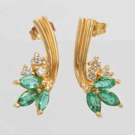 Ett par örhängen, smaragder, diamanter 6 x ca 0,02ct, längd ca 18mm, bredd 7,5mm, en snurrebuss i 14K, 18K Vikt: 2,8 g