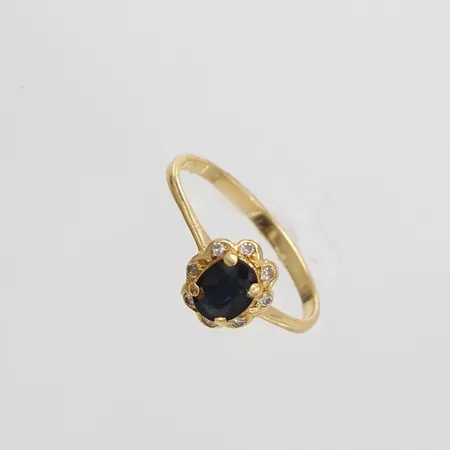 Ring med troligen safir samt 8 x ca 0,01ct, stl: 16¾, bredd 1,7-8mm, safir med nagg och skador, 18K.  Vikt: 1,8 g