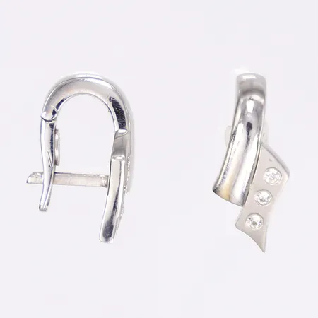 Ett par örhängen med vita stenar, längd 17mm, bredd 7mm, vitguld, 14K Vikt: 4,3 g