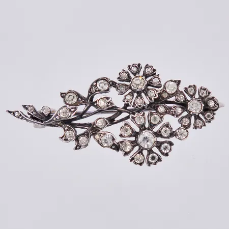 Brosch med vita stenar, längd ca 51mm, bredd ca 25mm, svensk importstämpel, silver Vikt: 8,5 g