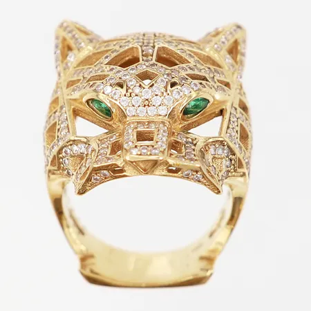 Ring, stl 19, bredd 8-32mm, kattdjur, genombruten dekor, vita stenar samt gröna stenar för ögon, 18K Vikt: 18,2 g