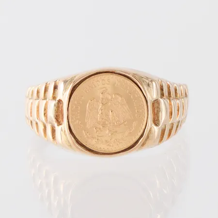 Ring med mynt, storlek 24 mm, bredd 4.1-15.1 mm, 14k. Vikt: 13,8 g