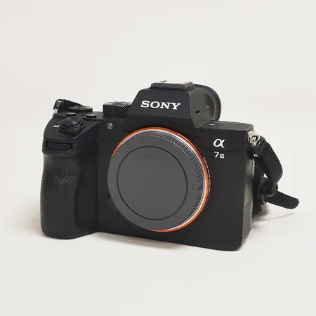 Kamerahus Sony A7 III, Modell ILCE-7M3, serienr 3924424, 24,2 MP, USB-C laddare, axelrem, inga övriga tillbehör.  Skickas med postpaket.