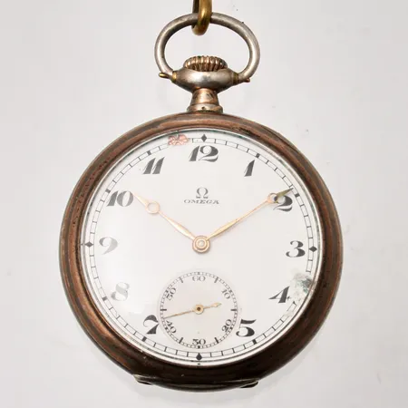 Fickur Omega Bienne Genéve, Ø51mm, silver 800/1000, även innerboetten, verk-nr 6255791, boett-nr 6997589, urslag i urtavla, personlig gravyr på bakboett samt främe boett, kedja i metall, brutovikt: 91,11g, går ej.