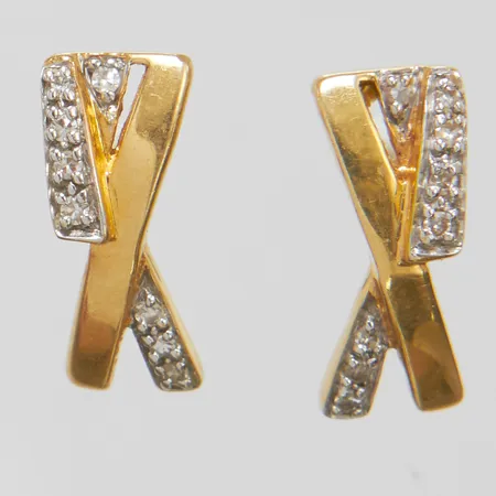 Ett par örhängen åttkantslipade diamanter 16 x ca 0,005ct, längd ca 13mm, bredd 5,5mm, saknar snurrebussar, 18K Vikt: 2,2 g