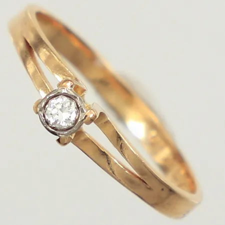 Ring med diamant 0,04ct, enligt gravyr, stl 16¼, bredd 3,5mm, 18K Vikt: 1,7 g