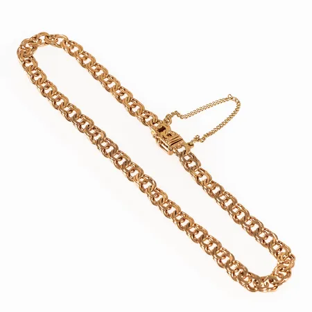 Armband, Bismarck i 18K guld. Det är cm långt, mm brett och väger 5,3g. Kistlås. Stämplad EHW (Erik Wahlbeck AB, Stockholm, B9 (1952), 18K & kattfot. Säkerhetskedja. Ojämnheter i länken.