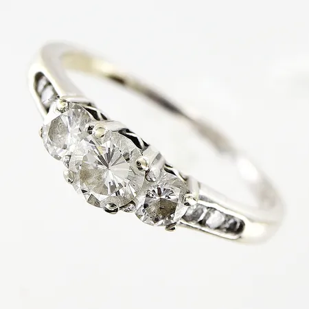 Ring, diamanter 1 x ca 0,40ct, 2 x ca 0,19ct, 6 ca 0,02ct, 2 x ca 0,01ct på insidan av skenan, synliga inneslutningar,  stl ca 17¾, bredd 1-5mm, vitguld, avklippt skena, gravyr, 2 klor defekta, nagg på bordet och rondisten på 0,40 diamanten, 18K.  Vikt: 2,8 g