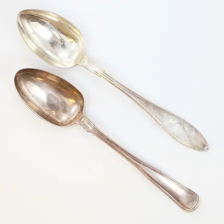 Två matskedar olika modeller, längd ca. 19cm, gravyr, silver 830/1000 Vikt: 85,2 g