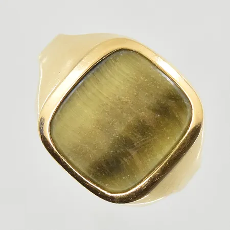 Klackring med bruntonad sten, stl 20½, bredd 3-16 mm, ojämn/skev skena, 18K. Vikt: 5,2 g