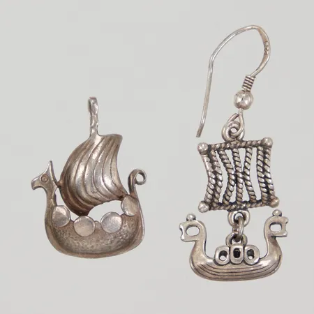 Udda örhänge + Hänge, Vikingabåten, mått 40mm resp 25mm, skadad ögla, krokig krok, Silver 925/1000   Vikt: 5,7 g