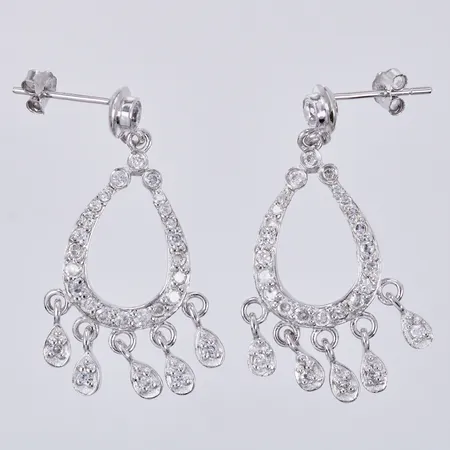 Ett par örhängen med vita stenar, längd ca 3,5cm, bredd ca 16mm, 925/1000 silver  Vikt: 5,6 g
