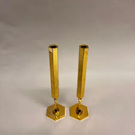 Ett par ljusstakar, Lars Åkesson, Vallonmässing, höjd 26cm, mässing, år 1986 Skickas med postpaket.