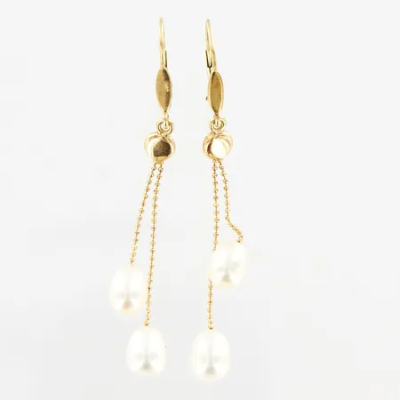 Ett par örhänge, odlade pärlor, något droppformade, 65mm, 14K Vikt: 4,4 g