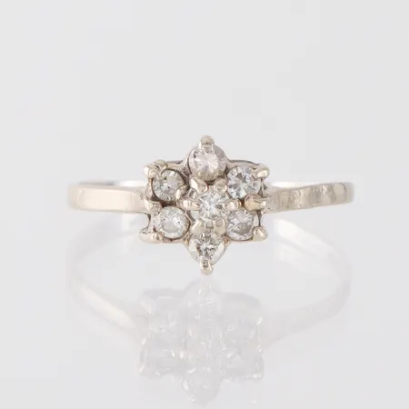 Ring vitguld med små diamanter, sliten/ojämn form, storlek 17 mm, bredd 1.4-8.9 mm, 14k. Vikt: 1,6 g