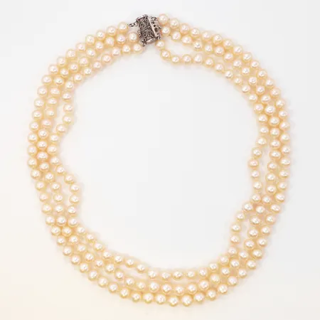 Pärlcollier treradigt med lås i silver, ca. 44cm, pärlor: ca. Ø6-7mm, silver 925/1000 Vikt: 0 g