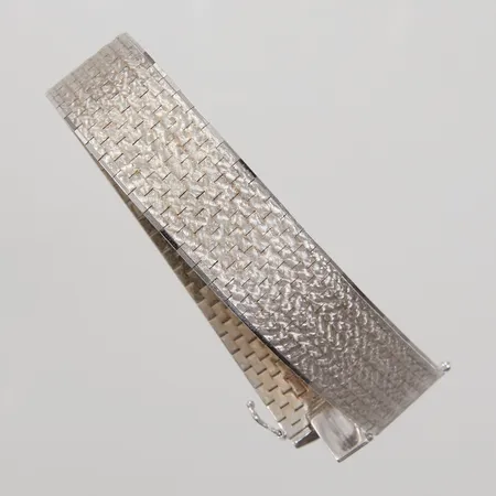 Armband, halvstel modell, 19cm, bredd 16mm, mönsterdekor, vitguld, 18K. Vikt: 51,1 g