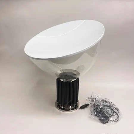 Lampa, Taccia, Flos, design Achille & Pier Giacomo Castiglioni, modellen formgiven 1962, Italien, Etikettmärkt, höjd ca 65cm, Ø49,5cm, skärm i munblåst glas, bländskydd i vitlackerad aluminium, fotställning i krom samt svartlackerad aluminium, dimbar ljuskälla, adapter, manual, originalkartong, OBS. SKICKAS EJ! Specialfrakt, kontakta pantbankskontoret för mer information.