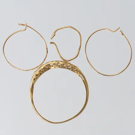 Tre udda örhängen, ring med små diamanter, skeva, defekt, 18K Vikt: 1,9 g