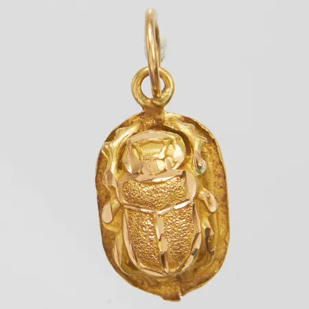 Hänge scarabé, längd ca 24mm inkl ögla, bredd 13mm, bucklig, 18K Vikt: 1,1 g