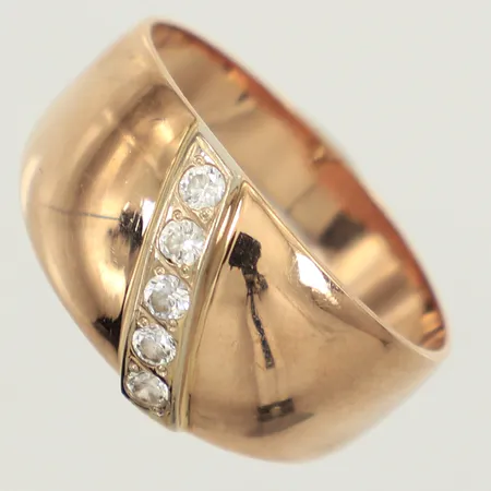 Ring med vita stenar, stl 20¾, bredd 11,7mm, 14K Vikt: 5,3 g