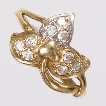 Ring, vita stenar, stl 18, bredd 1,7-13mm, skev, 18K Vikt: 2,4 g