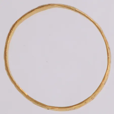 Ring, stl 16½, bredd 3,5mm, gravyr, ojämnheter, 23K Vikt: 1,8 g