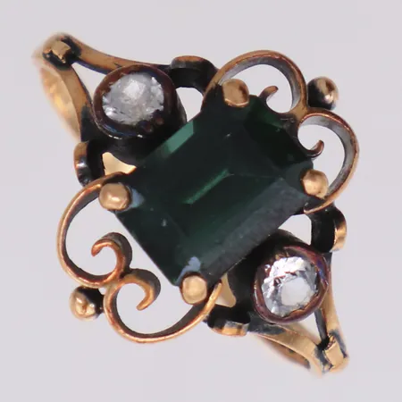 Ring med grön samt vita stenar, stl 17¾, bredd 15,2mm, nagg på stenar, 18K Vikt: 3 g