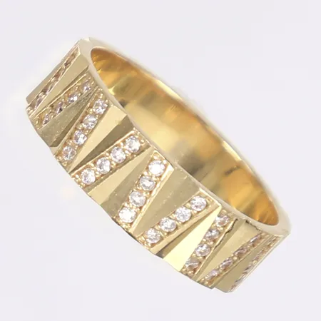 Ring med vita stenar, stl 19, bredd 6mm, 14K  Vikt: 4,2 g